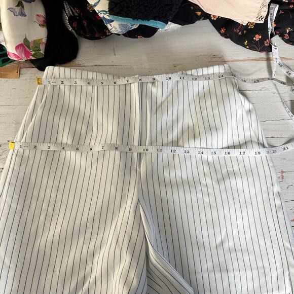 French Connection Pinstripe Shorts Size US 6 Summer White - Picture 11 of 14
